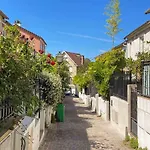 Charming Townhouse With Garden In The City Of Love